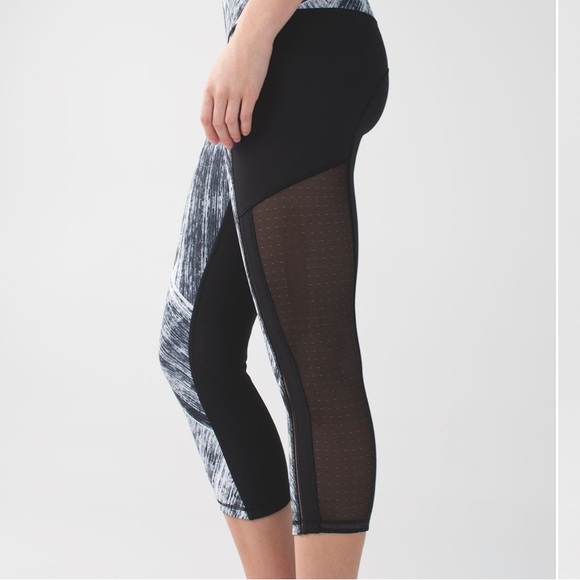 lululemon athletica Pants - Lululemon Hot to Street Crop Capri leggings